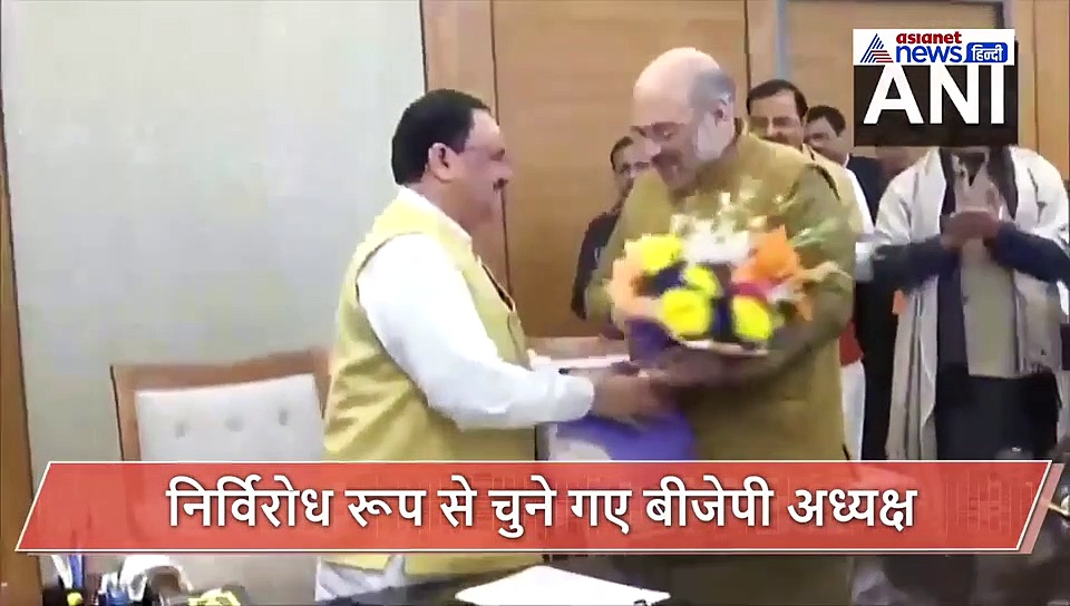 जैसे ही जेपी नड्डा ने हस्ताक्षर किए खुश हो गए अमित शाह, हाथ जोड़े और फिर खिलाई मिठाई