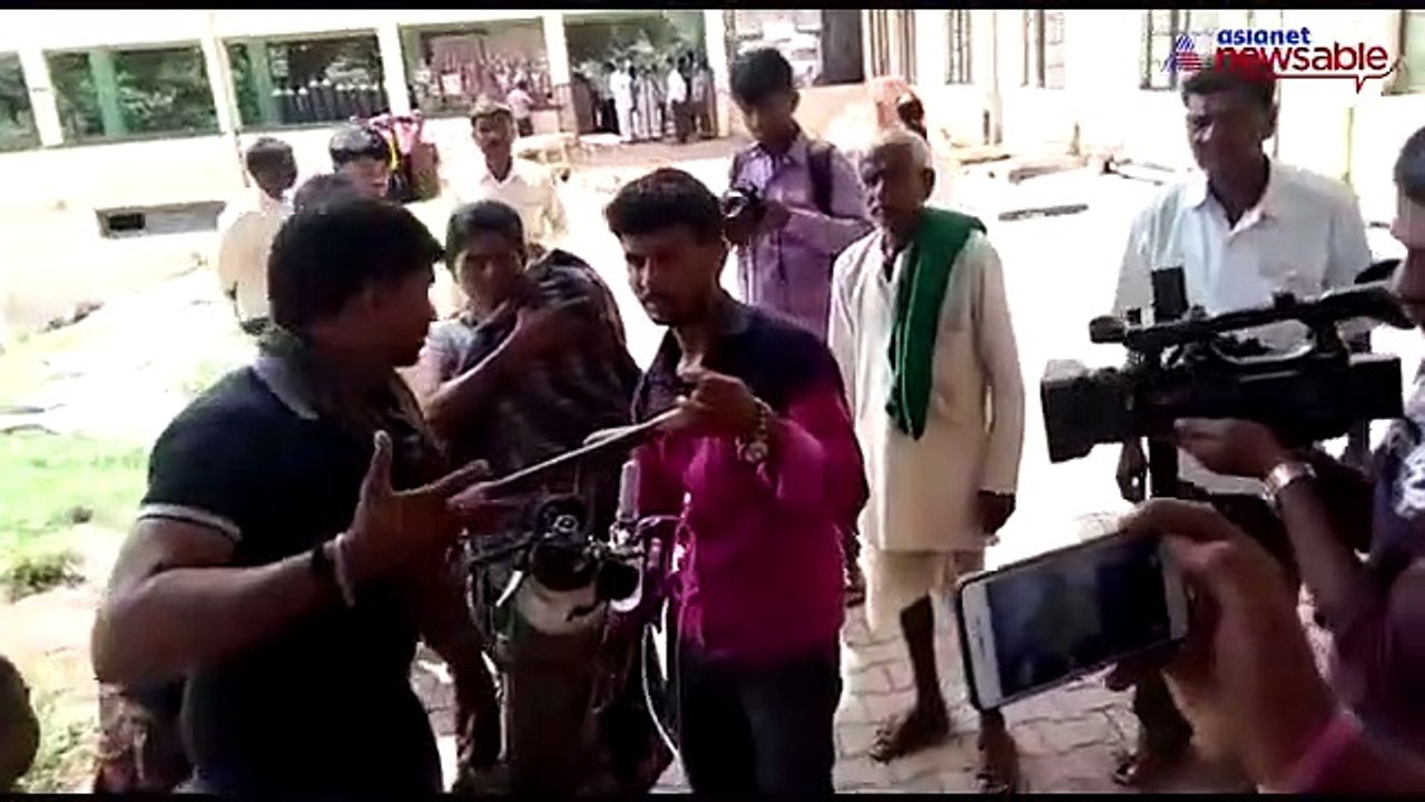 Horror hospital: With no stretcher available, mother carries her sick baby on shoulder