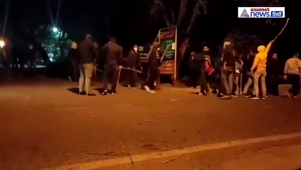 नकाबपोशों ने अंधेरा होते ही JNU में मचाई तबाही...एक झटके में बदल गई कैंपस की तस्वीर