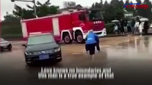 The floods in china did not stop this man from proving his love for his wife