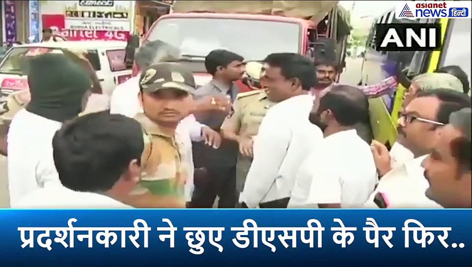 जीत लिया दिल: DSP ने छुए प्रदर्शनकारियों के पैर, CAA नहीं यहां इसलिए हो रहा था विरोध