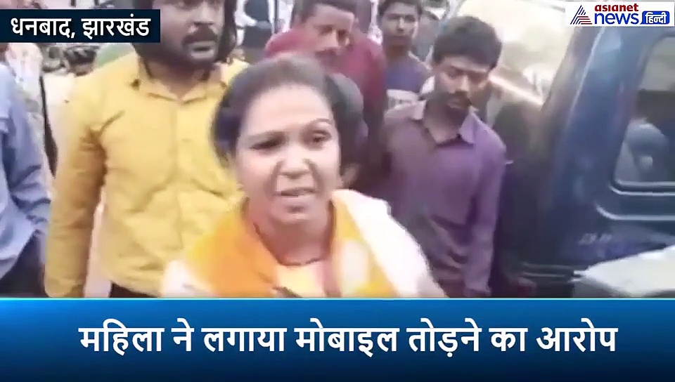 मोबाइल से फोटो खींचते देखकर लेडी को आ गया गुस्सा, चप्पल लेकर शख्स के पीछे दौड़ पड़ी