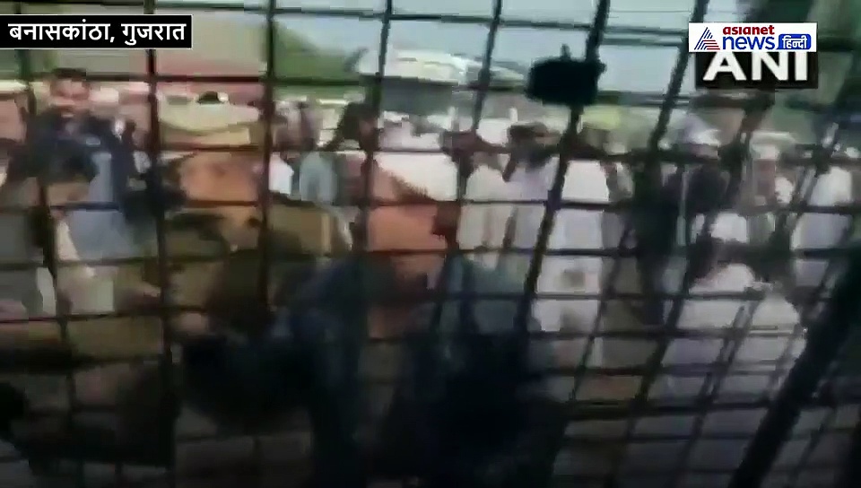 उपद्रवियों के बीच फंसी पुलिस की गाड़ी, अंदर बैठे जवानों के छूटे पसीने