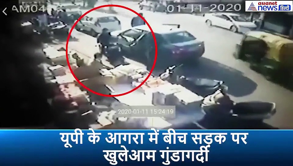 दिन दहाड़े बीच सड़क गुंड़ों का आतंक, लाठी डंडे लाए और युवक पर बरस पड़े