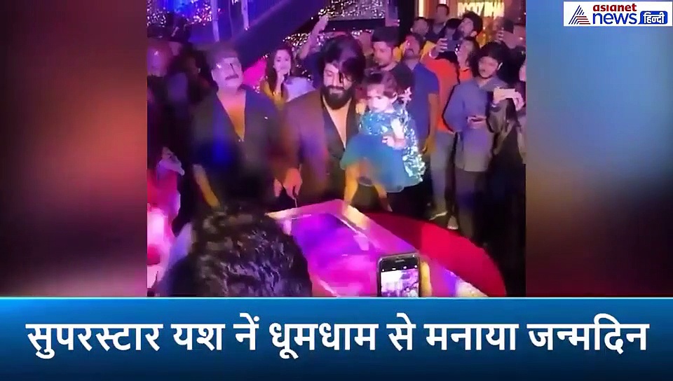 इस सुपरस्टार ने बर्थडे पर काटा 5 हजार 7 सौ किलो का केक, सेलिब्रेशन में हुई जमकर आतिशबाजी