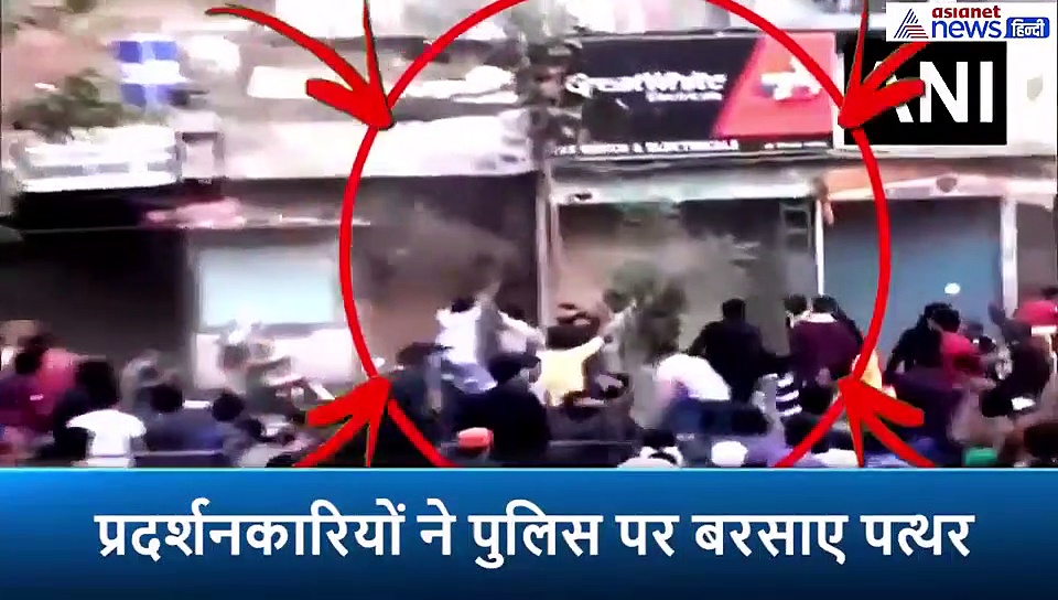 ताबड़तोड़ बरस रहे थे पत्थर, कुर्सी की आड़ में जान बचा रही थी पुलिस, फिर तिरंगा लिए पहुंचे युवक