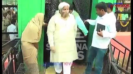 Furious parrot pecks Karnataka minister's cheeks at