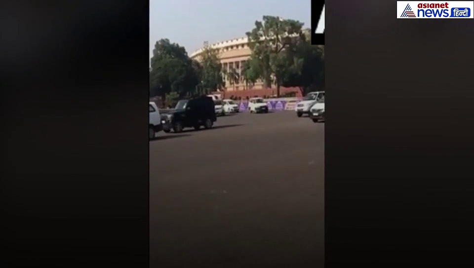 Video प्रियंका के बाद अब राजनाथ सिंह की सुरक्षा में चूक, रक्षा मंत्री के काफिले के सामने आया शख्स