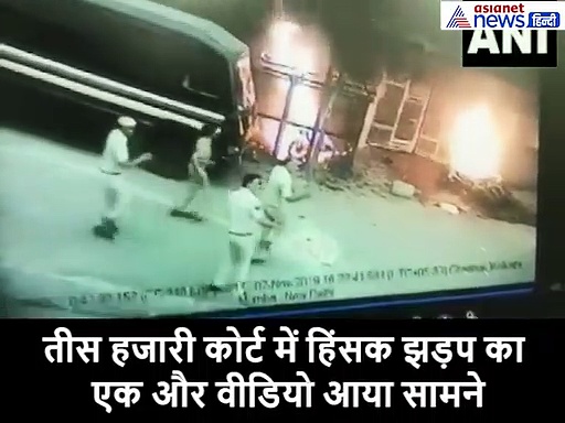 हाथ जोड़कर निवेदन करती रही महिला पुलिस अफसर, वकीलों ने एक ना सुनी और कर दिया हमला, देखें video