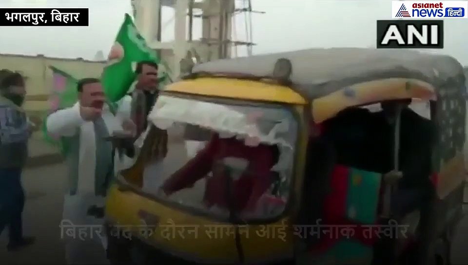 ऑटो वाला गिड़गिड़ाता रहा, वो बरसाते रहे डंडे, देखें गुंडों का शर्मनाक वीडियो