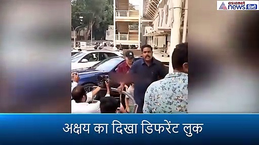 पिचका चेहरा, बढ़ी दाढ़ी, सिर पर कैप तनाव में दिखे अक्षय कुमार, बेटी नितारा का हाथ थामे हुए स्पॉट