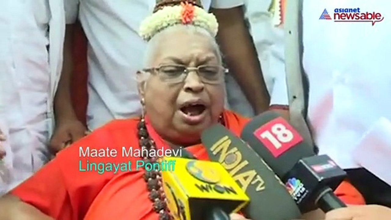Maate Mahadevi, the first female Lingayat seer, extends support to CM Siddaramaiah