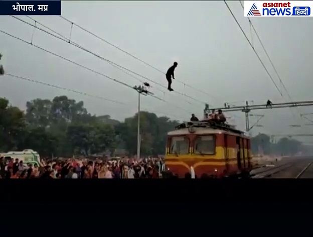 जब सुबह बिजली के तारों पर चढ़कर खतरनाक एक्सरसाइज करने लगा युवक