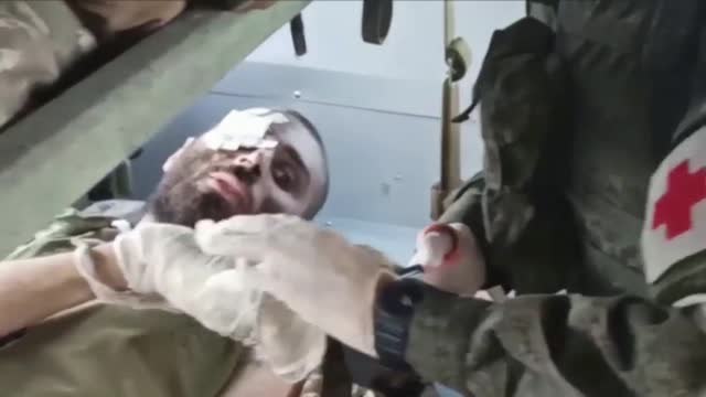 Evacúan a cientos de soldados ucranianos de la acería de Azovstal