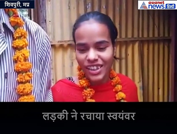 पंचायत ने कहा-चुन लो अपना वर, लड़की ने मंगेतर को छोड़ प्रेमी को पहना दी माला