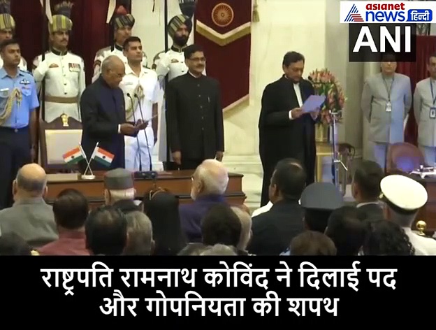 जस्टिस बोबडे ने शपथ लेने के बाद छूए मां के पैर, सोशल मीडिया पर वीडियो वायरल