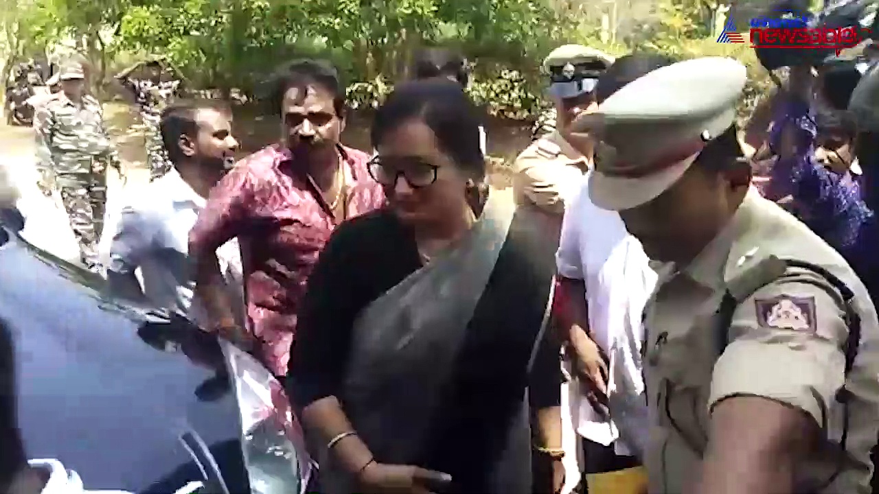 Sumalatha's Mandya rally: Congress workers support independent candidate