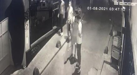 Kapkaç şoku kamerada: Fotoğraf gösterirken telefonunu çaldılar