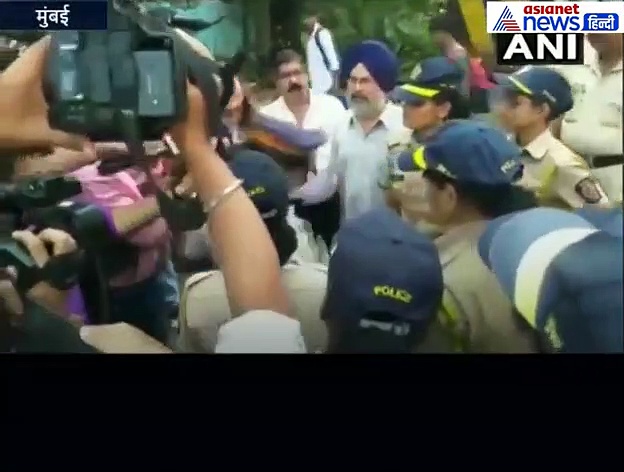 रात को घर से निकलकर जा रही थी लेडी लीडर, पुलिस ने जबरन गाड़ी में बैठाया