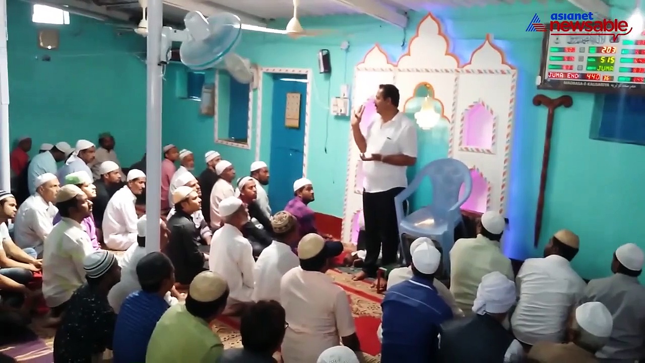 Watch: Congress leader enters Masjid and appeals for votes from the devotees