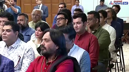 Inside video: मोदी से मिल गदगद हुए स्टार्स, शाहरुख बोले-आपकी वजह से मेरी और आमिर की दोस्ती हो गई