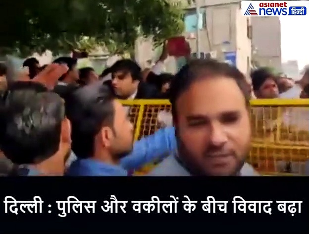 कोर्ट का दरवाजा बंद कर वकीलों ने जोड़े हाथ, फरियादियों से कहा, घर जाओ भाई