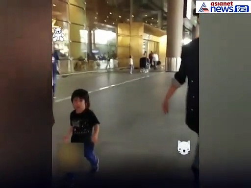 करीना ने रखा बेटे के सिर पर हाथ तो चिढ़ गए तैमूर, मां को आगे चलने के लिए बताने लगे रास्ता