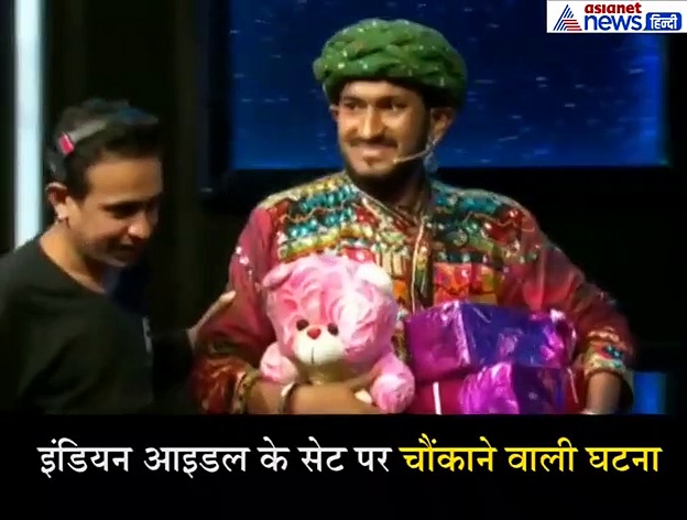 स्टेज पर ही नेहा कक्कड़ को जबर्दस्ती Kiss कर बैठा ये कंटेस्टेंट, हरकत देख चौंक गए अनु मलिक