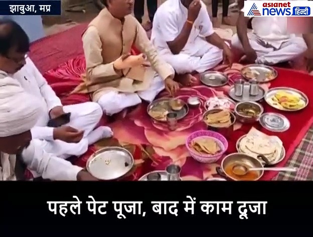 जब इलेक्शन के बीच मप्र के पूर्व मुख्यमंत्री के पेट में दौड़ने लगे चूहे, जमीन पर बैठ बाएं हाथ से खाने लगे खाना