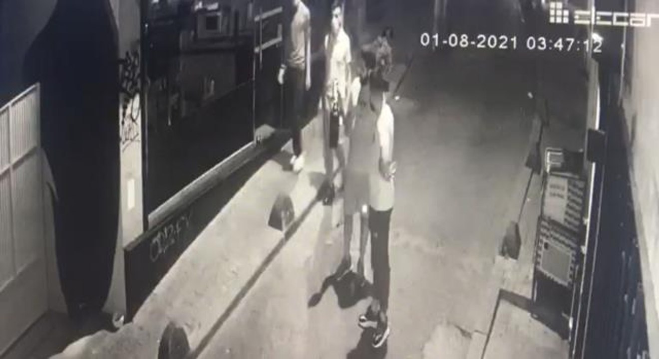 Kapkaç şoku kamerada: Fotoğraf gösterirken telefonunu çaldılar