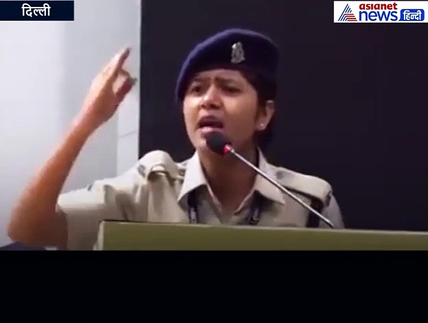 छा गया लेडी कांस्टेबल का जोशीला अंदाज, दमदार स्पीच सुन हर कोई बजाता रहा तालियां