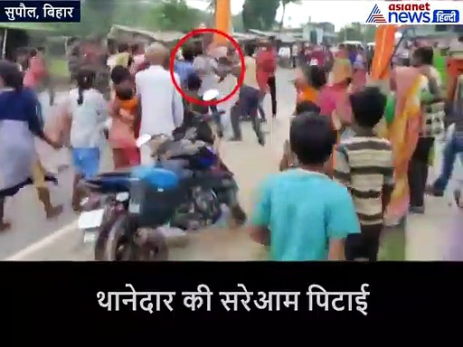 ग्रे टीशर्ट में जो पिट रहे हैं वो दबंग थानेदार हैं और जो पीट रही है वो पब्लिक