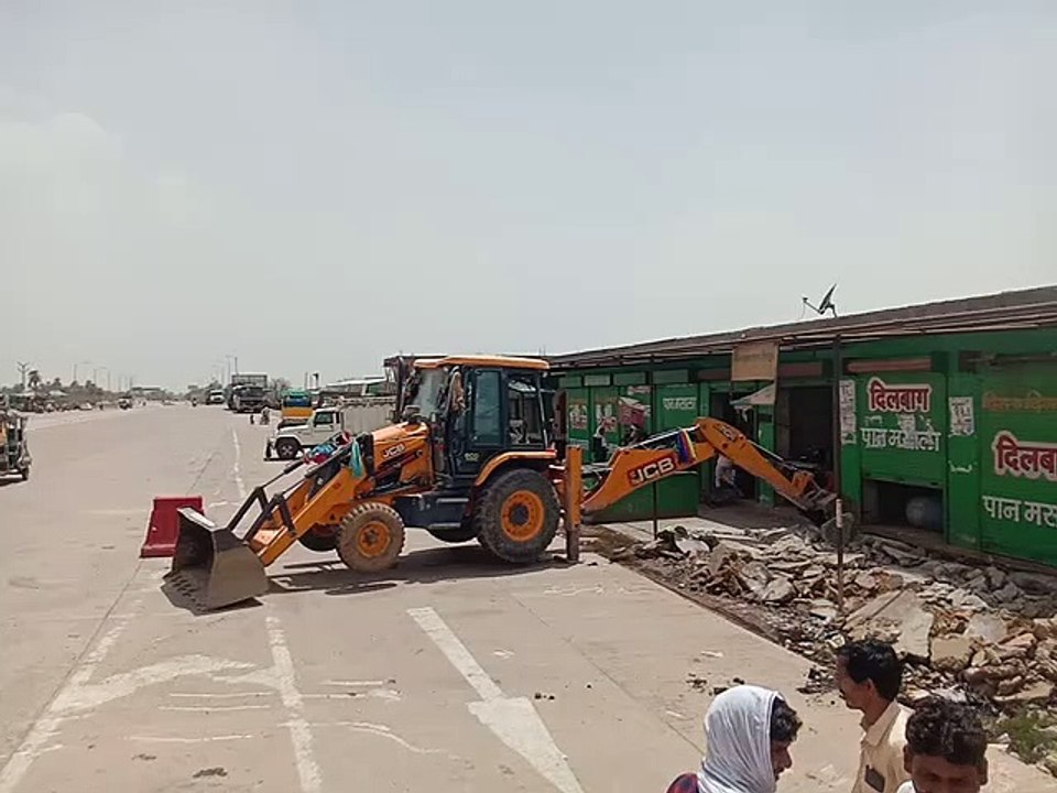 दौसा. टीटोली टोल प्लाजा से प्रशासन ने हटाया अतिक्रमण, अब टोल की बंद लेन होगी चालू