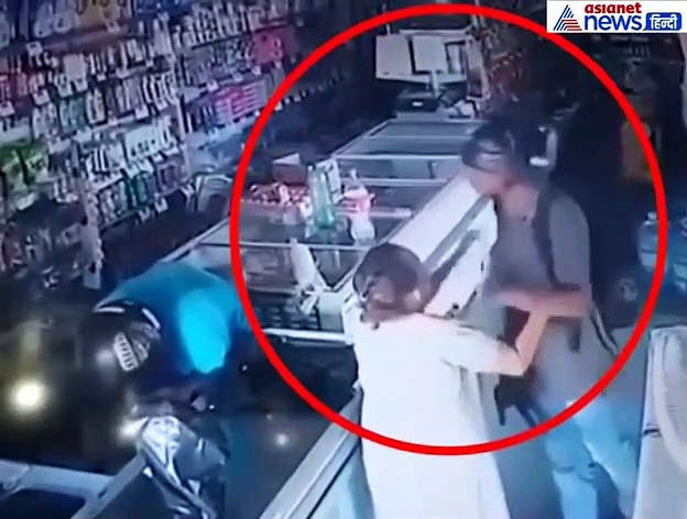 महिला को देख बदला चोर का इरादा, पैसे लेने के बजाय किया kiss, वीडियो वायरल