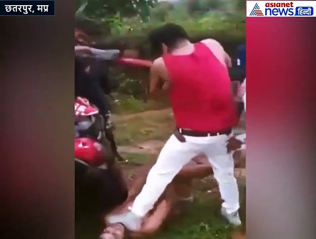 गर्दन पर टांग रखकर किसी फिल्मी विलेन की तरह यूं खड़ा हो गया बदमाश