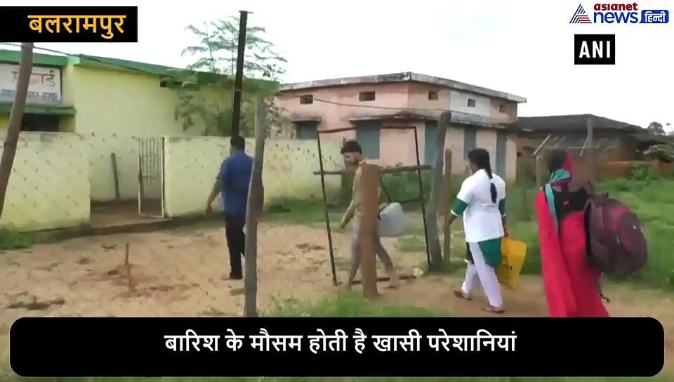 यहां मरीजों के इलाज के लिए हेल्थ वर्कर्स करते हैं पैदल नदी पार