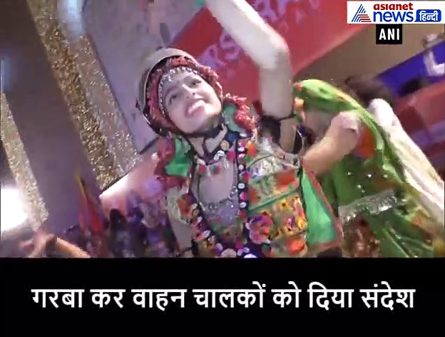 लोगों को भाया गुजराती युवाओं का अनोखा अंदाज, हेलमेट में खेलते दिखे गरबा