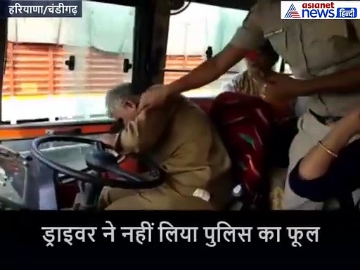 ट्रैफिक चेकिंग के बाद ड्राइवर का गुस्सा देखिए, पुलिसवाला गुलाब देकर मनाता रहा,  वो नहीं माना