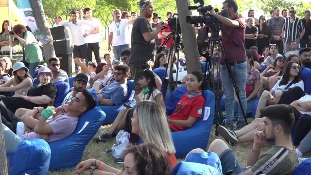 Başkan Soyer ve Okan Bayülgen Gençlerle Bir Araya Geldi: Hayalleriniz İçin Elimden Geleni Yapmaya Devam Edeceğim