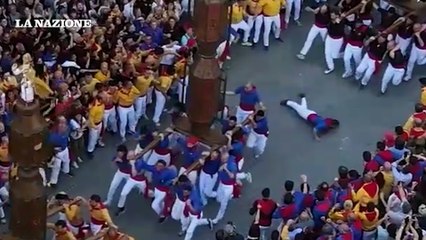 Attimi di paura alla festa dei Ceri: braccere inciampa e cade