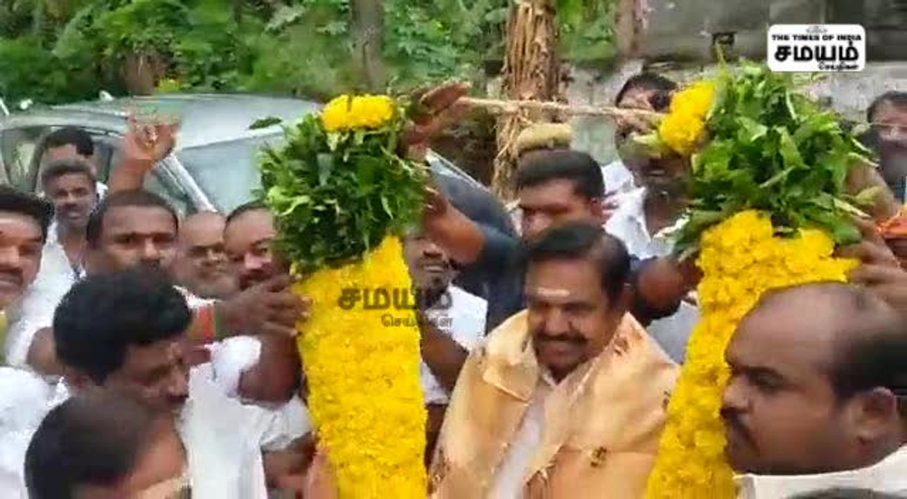 தங்க தேரை வடம் பிடித்து இழுத்த இபிஎஸ்!