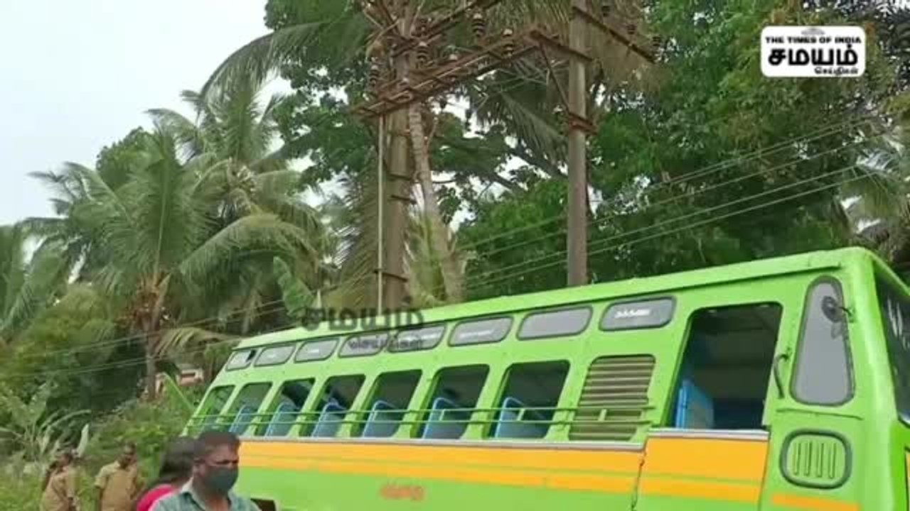சாலை ஓர பள்ளத்தில் கவிழ்ந்த மினி பஸ்; அதிர்ஷ்டவசமாக தப்பிய பயணிகள்!