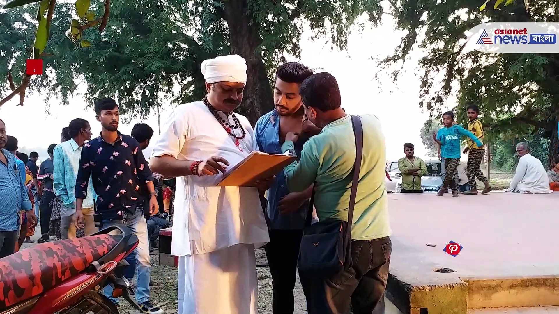 Bengali cinema: বোলপুরে শুরু 'আম্রপালী'র শ্যুটিং, মুখোমুখি ছবির পরচালক থেকে অভিনেতা-­অভিনেত্রী