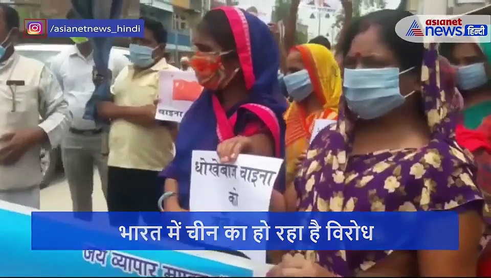 20 जवानों की शहादत पर उबला देश, कहीं लगाई आग तो कहीं फूंका पुतला, देखें वीडियो