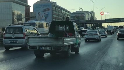 Güneş gözlüğünü taktı, kamyonet kasasında uyuyarak böyle yolculuk yaptı