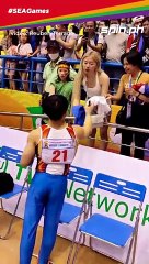 Caloy Yulo signs shirts from fans