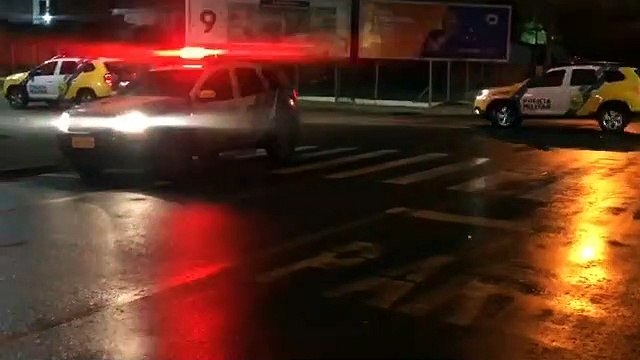 Carro destrói fachada de loja de aparelhos eletrônicos durante tentativa de furto
