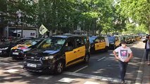 Miles de taxistas cortan la Gran Via de Barcelona este miércoles
