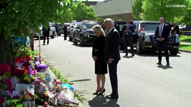 Joe Biden rende omaggio alle vittime della sparatoria di Buffalo