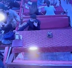 FATİH'TE TELEFONLA KONUŞUYOR GİBİ YAPIP YANDAKİ ÇANTAYI ÇALDI